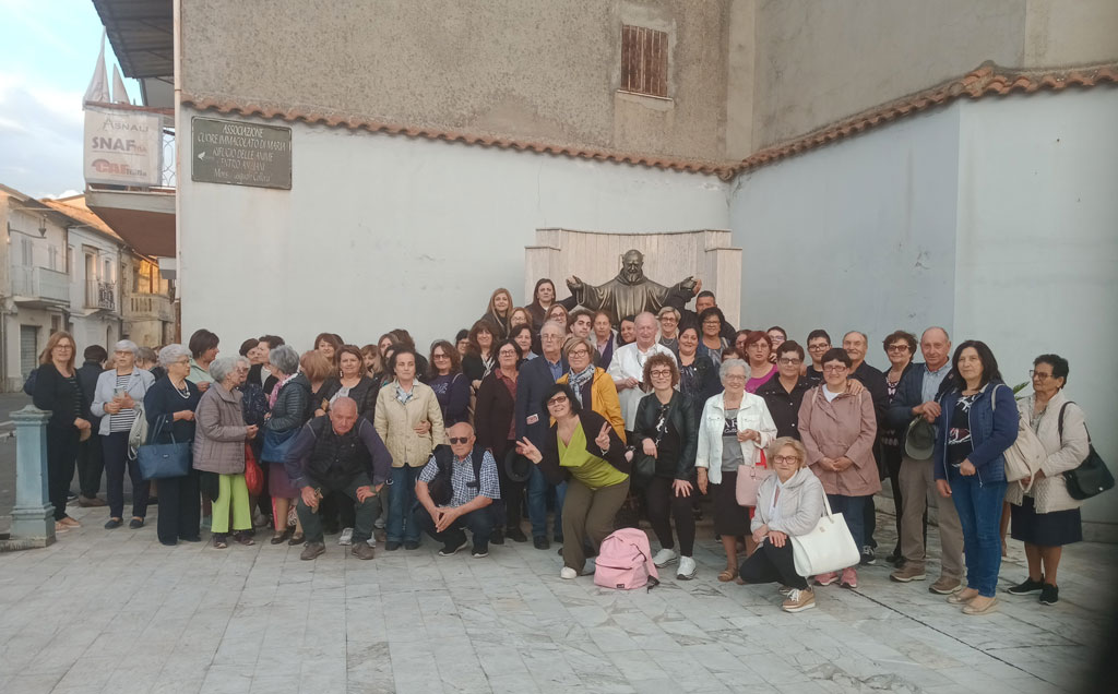 Diocesi-di-Lamezia-Terme-Il-Cenacolo-di-preghiera-della-Parrocchia-del-Carmine-di-Lamezia-Terme-in-posa_d3921.jpg