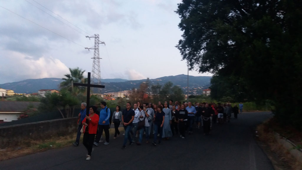 Lamezia, “Il cammino dell'aurora”: partito all'alba pellegrinaggio parrocchie verso Dipodi
