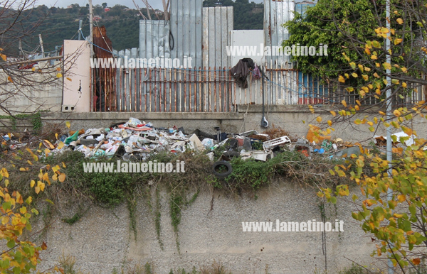 Lamezia: Degrado all’interno parcheggio ospedale, rifiuti abbandonati