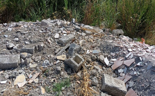 Rifiuti speciali su un terreno, sequestrata area a Catanzaro