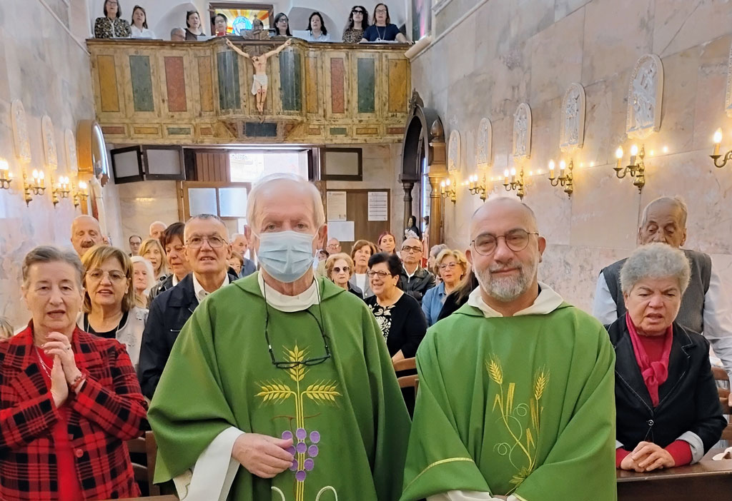 Don-Pino-Latelli-e-Padre-Ivano-Scalise-con-i-fedeli-1_96aa8.jpg