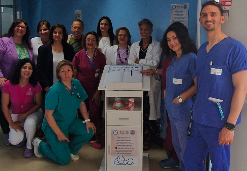Donazione-leggio---davanti-ingresso-sala-parto-ospedale-Lamezia--1_f79d6.jpg