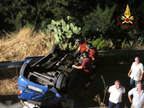 Calabria: Precipita per 7 metri con l'auto, salvata da vigili del fuoco 