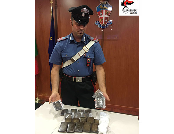 In auto con 2 chili di hashish e cocaina, arrestato 25enne a Cosenza
