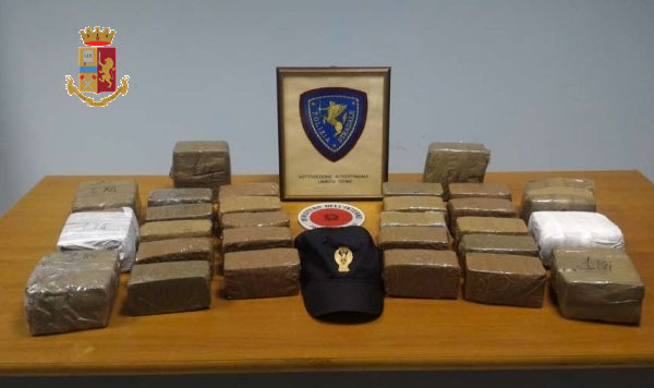 Viaggiava su A2 con oltre 19 chili di droga nascosta nei sedili e nel bagagliaio, Polizia Stradale di Lamezia arresta 79enne