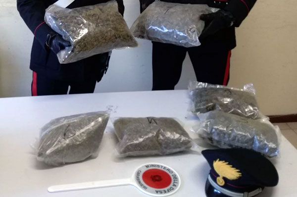 Sorpreso mentre trasportava marijuana, un arresto nel reggino