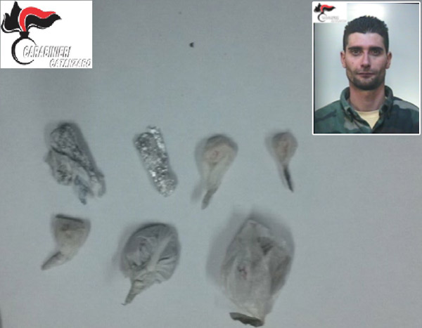 Eroina e cocaina negli slip, arrestato 32enne del catanzarese