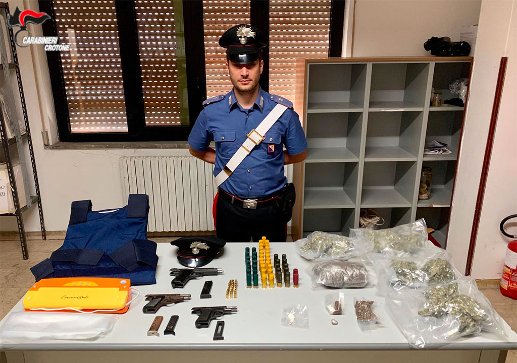 Armi e droga trovati in un casolare abbandonato a Isola Capo Rizzuto, avviate indagini