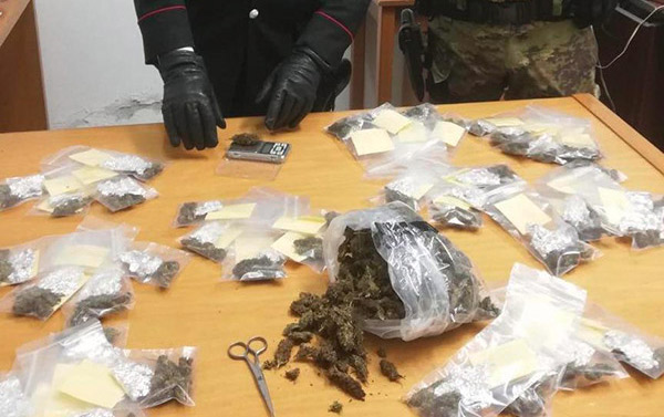 Deteneva materiale esplodente e marijuana, arrestato fruttivendolo a Rocella Jonica
