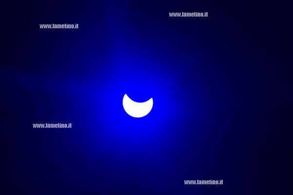 Eclissi solare, lametini a testa in su