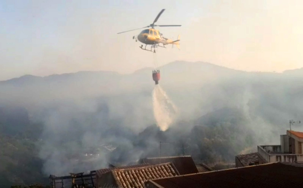 Incendi in Calabria, quasi cento i fronti di fuoco: canadair ed elicotteri in azione