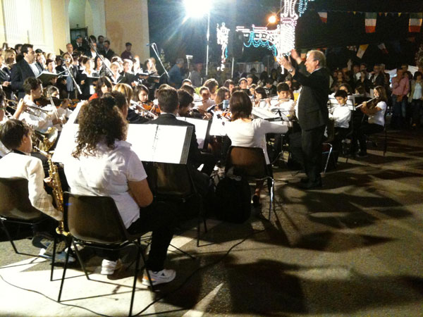 Esibizione-Coro-e-orchesta-al-piazzale-Santantonio-2