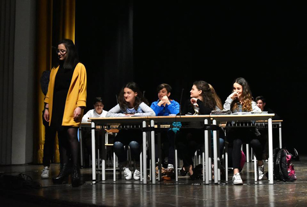 Esibizione-ragazzi-scuola-media-pitagora.jpg