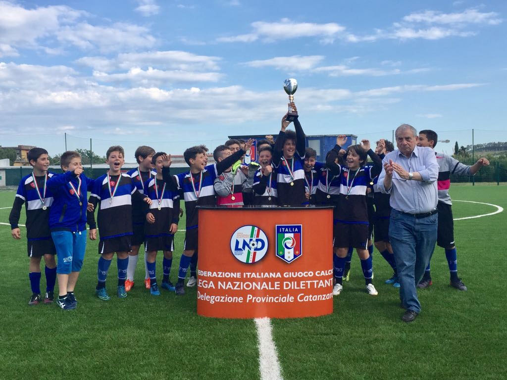 Esordienti-Virtus-Sambiase-mentre-alzano-la-coppa-di-campioni-proviinciali.jpg