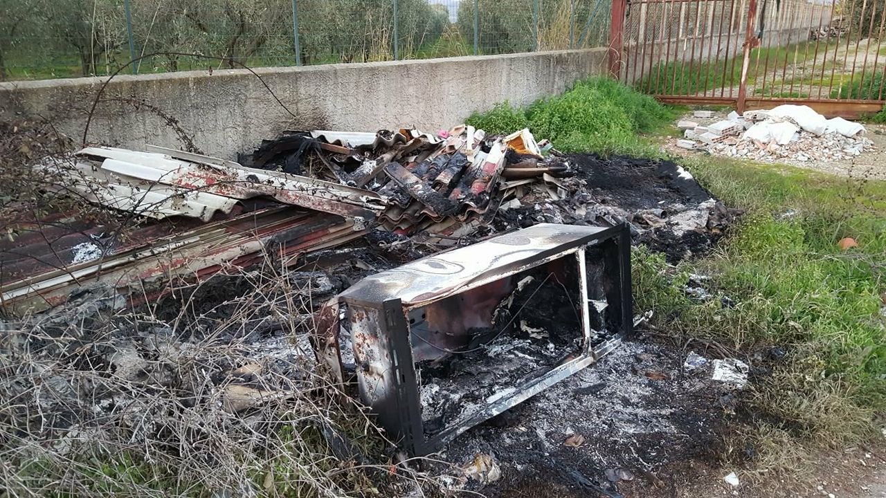 Lamezia, Meetup 5 Stelle denuncia discarica a cielo aperto in via dei Piceni: "Si metta in sicurezza l'area"