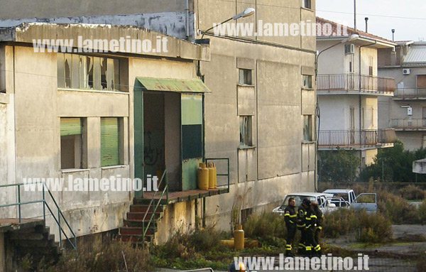 Lamezia: Incendio nell'ex cantina sociale di Savutano. Due squadre dei vigili per domare fiamme all'interno