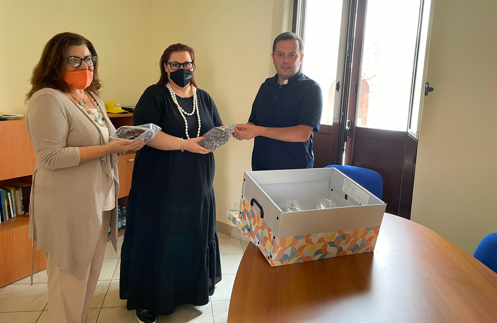 Lamezia, Fidapa Maida-Vena consegna 100 paia di occhiali alla Caritas diocesana