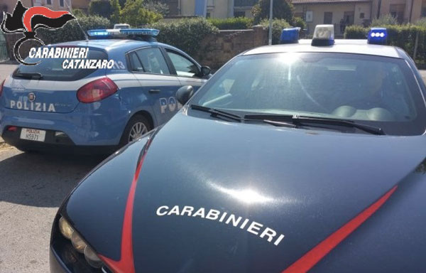 Tentano di rubare auto a Catanzaro, carabinieri e polizia arrestano 3 giovani 