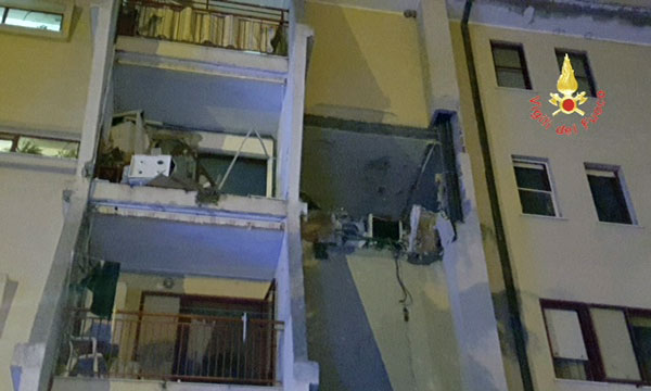 Esplosione in casa a Crotone, 2 morti e 4 feriti