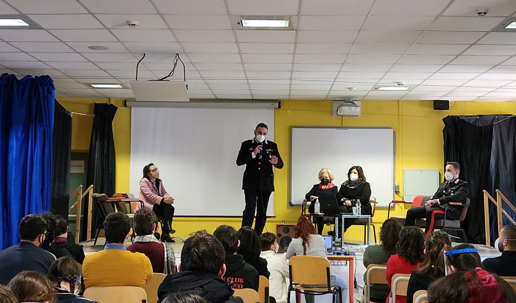 "Il rispetto della legge, il rispetto degli altri": al liceo scientifico di Decollatura studenti incontrano Carabinieri 