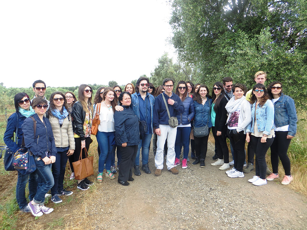 Studenti Università Magna Graecia portano solidarietà a cooperativa “Valle del Marro”