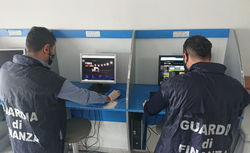 Scoperto centro scommesse irregolare in negozio di articoli da pesca a Crotone