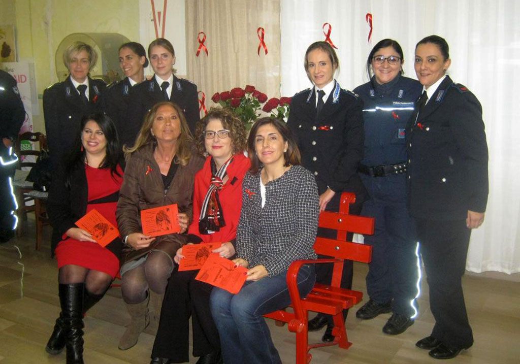 FOTO-INAUGURAZIONE-PANCHINA-ROSSA-CARCERE.jpg