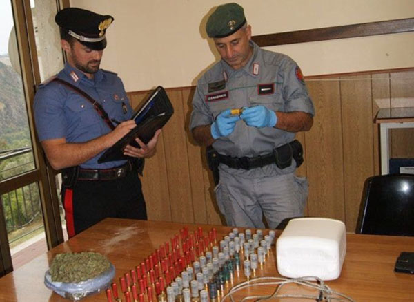 Marijuana e munizioni nascoste in una grotta rinvenute dai carabinieri a Locri