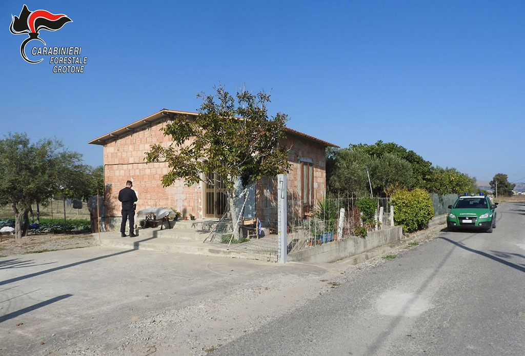 Fabbricato abusivo in costruzione sequestrato nel crotonese, una denuncia