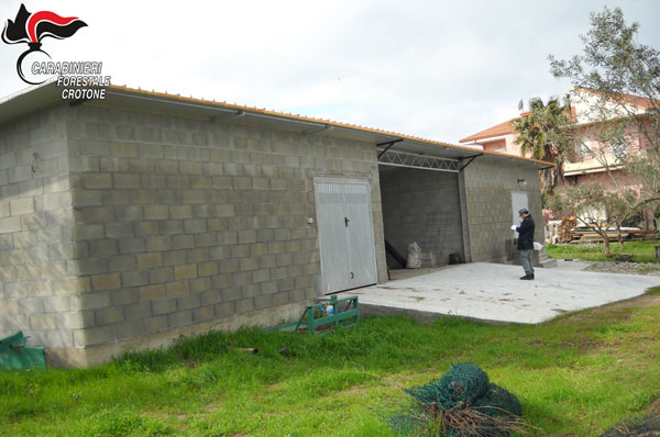 Carabinieri scoprono fabbricato rurale abusivo nel crotonese