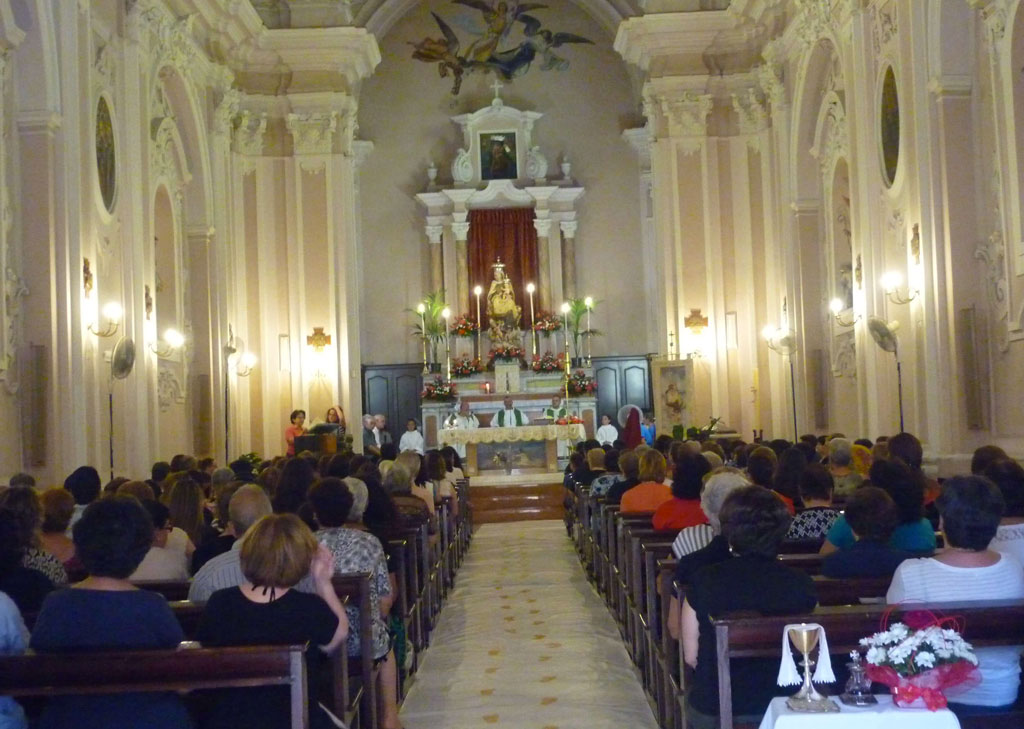 Fedeli-del-Carmine-in-Chiesa-4_acd76.jpg