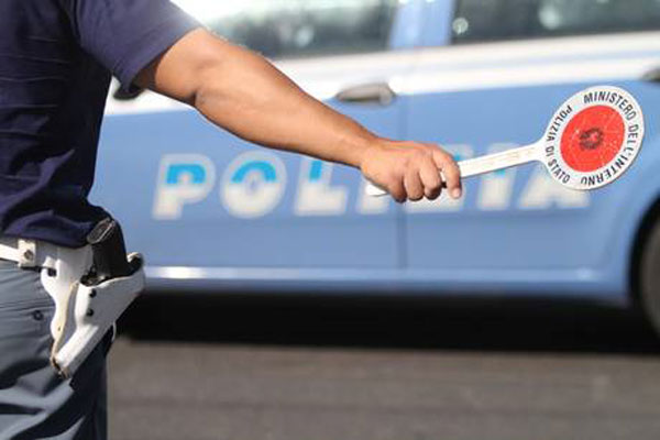 Offre denaro a poliziotti per evitare controllo, arrestato 33enne a Crotone