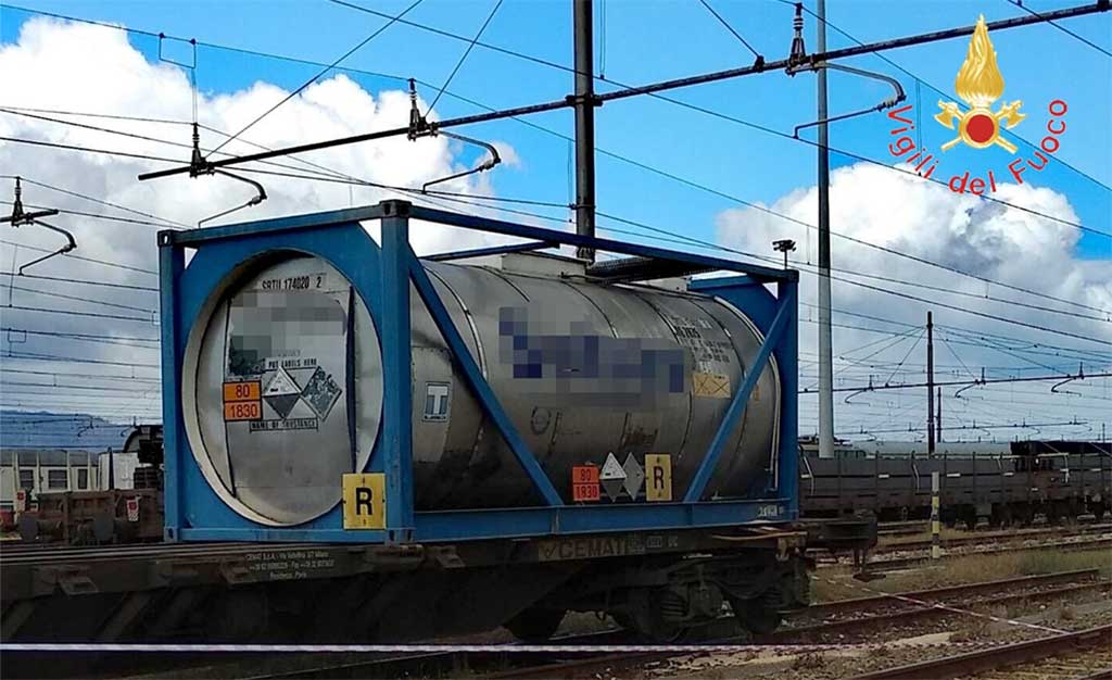 Sversamento acido solforico a Villa San Giovanni, intervento dei Vigili del Fuoco