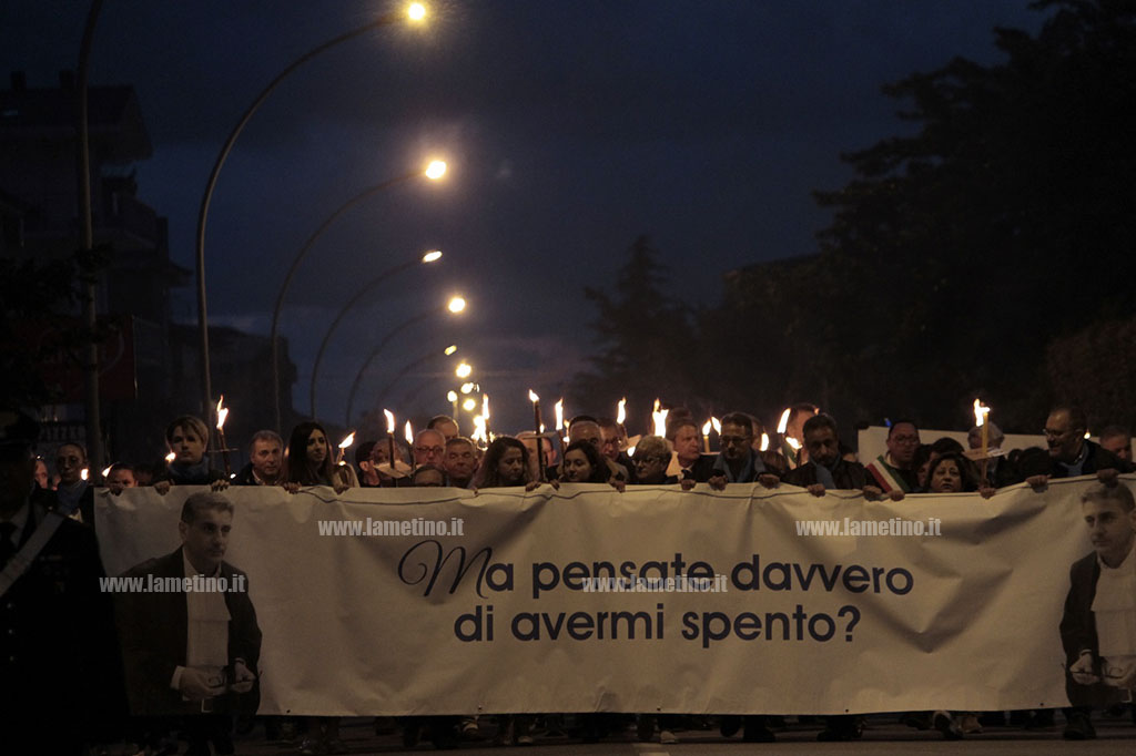 Lamezia: a nove mesi dall’omicidio, fiaccolata in ricordo dell’avvocato Pagliuso - VIDEO