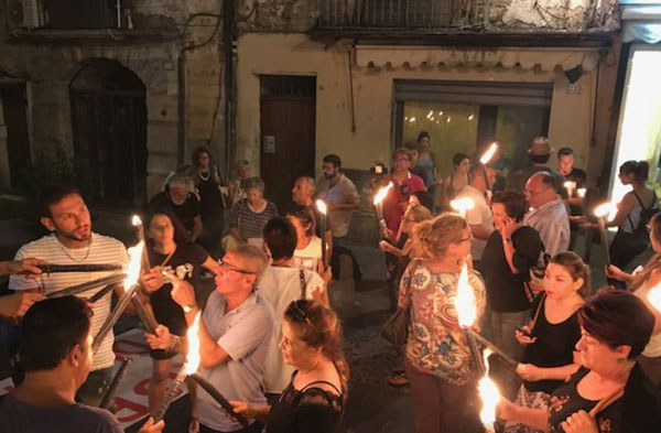 Morti in incendio a Cosenza: fiaccolata in ricordo delle vittime