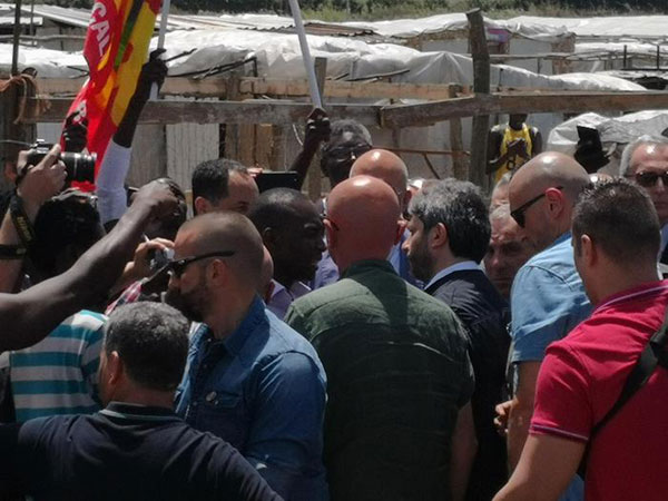 Fico in visita alla tendopoli di San Ferdinando: "Sono qui per portare le condoglianze dello Stato"