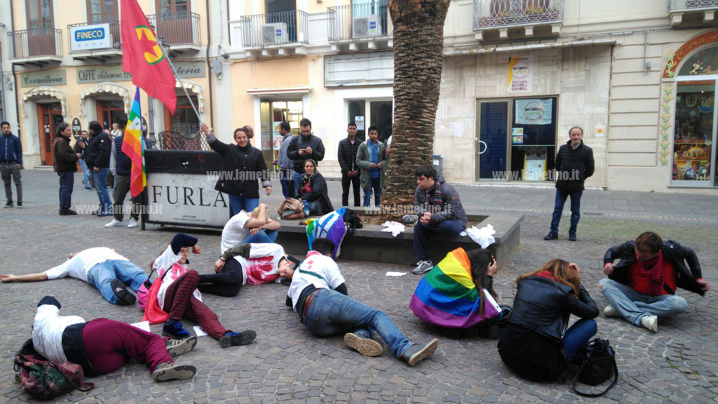 Lamezia: “Stop the war”, flash mob contro la guerra in Siria  sull’isola pedonale