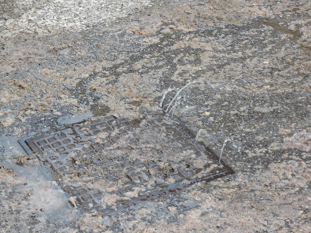 Lamezia, fogna malfunzionante a Sambiase, liquami in strada