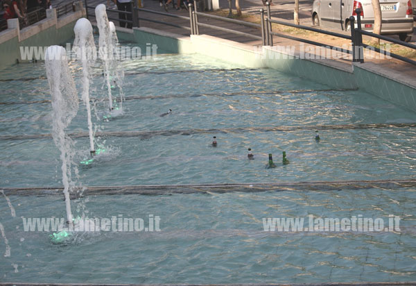 Fontana-piazza-mercato-vecchio-bottiglie2.jpg