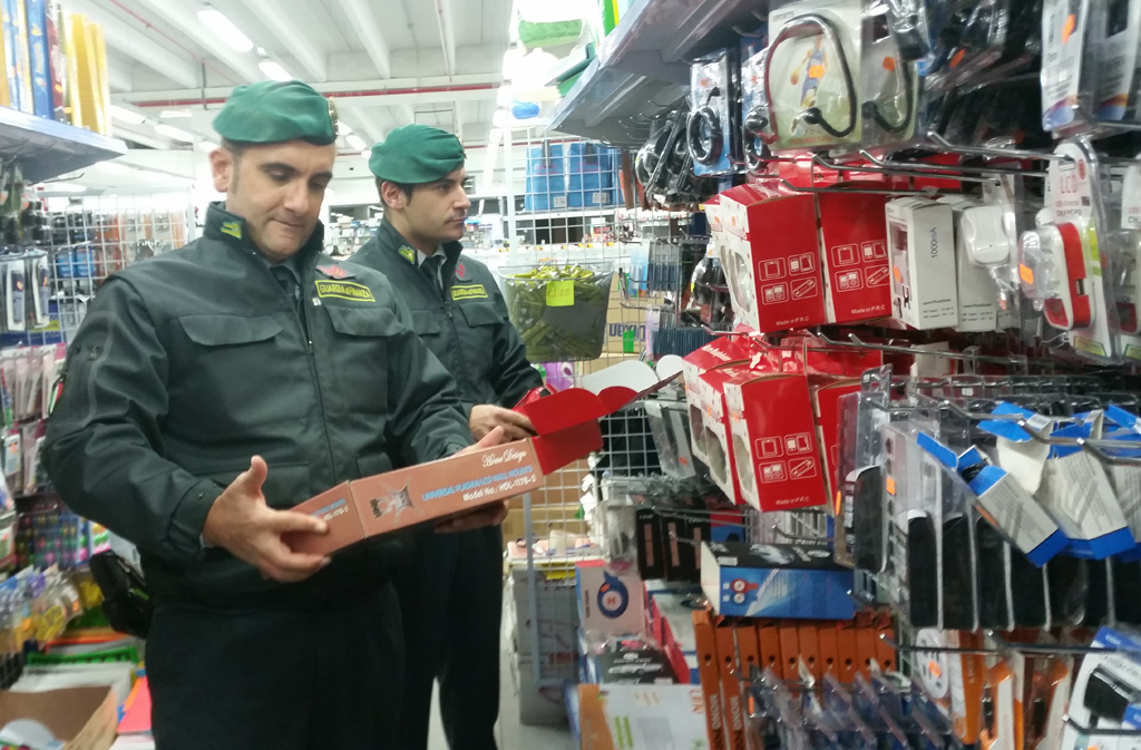 Sequestrati oltre 21mila prodotti illegali, 10 denunce e 11 segnalazioni per abusivismo commerciale a Vibo