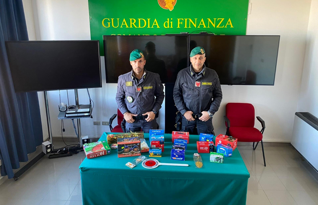"Natale Sicuro", finanza Crotone sequestra oltre 390mila addobbi natalizi non conformi: denunce