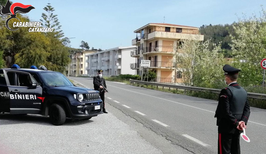 Minaccia di denunciarlo per presunte molestie sessuali e gli estorce soldi, arrestata donna a Falerna