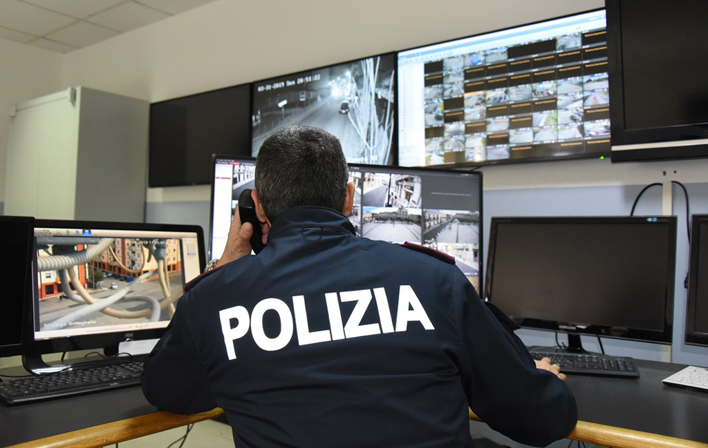 Tentata estorsione, incendia porta di casa a coppia anziani: arrestata 52enne a Reggio