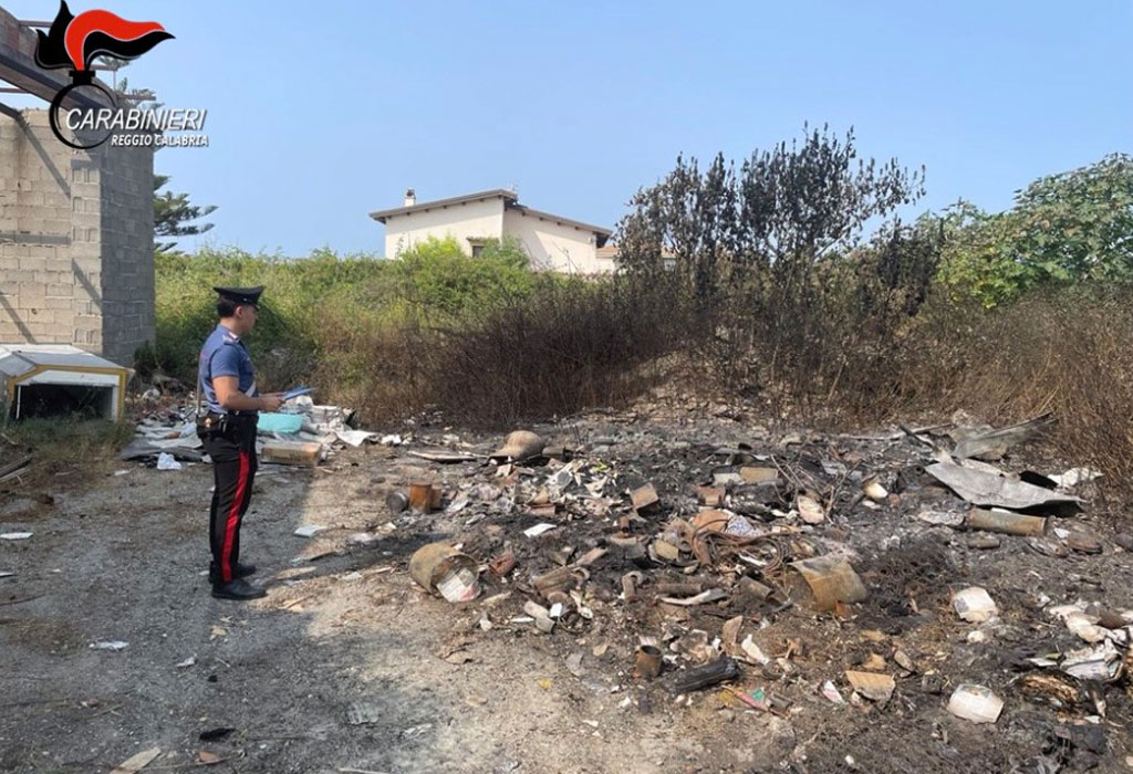Appiccano incendio e vengono sorpresi dai Carabinieri, 2 arresti a Roccella Ionica