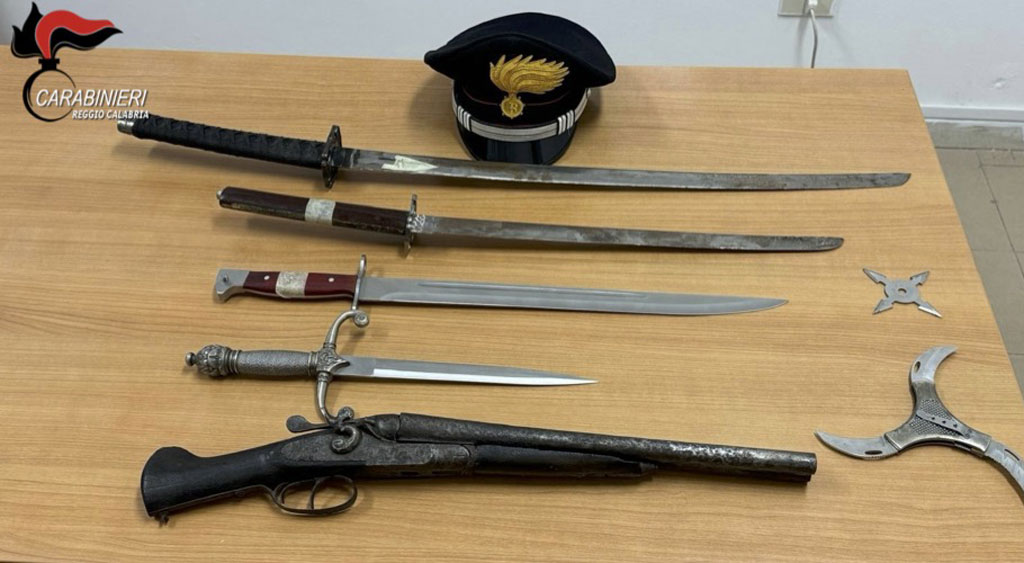 Aveva in casa una katana e stelle ninja, una denuncia a Reggio