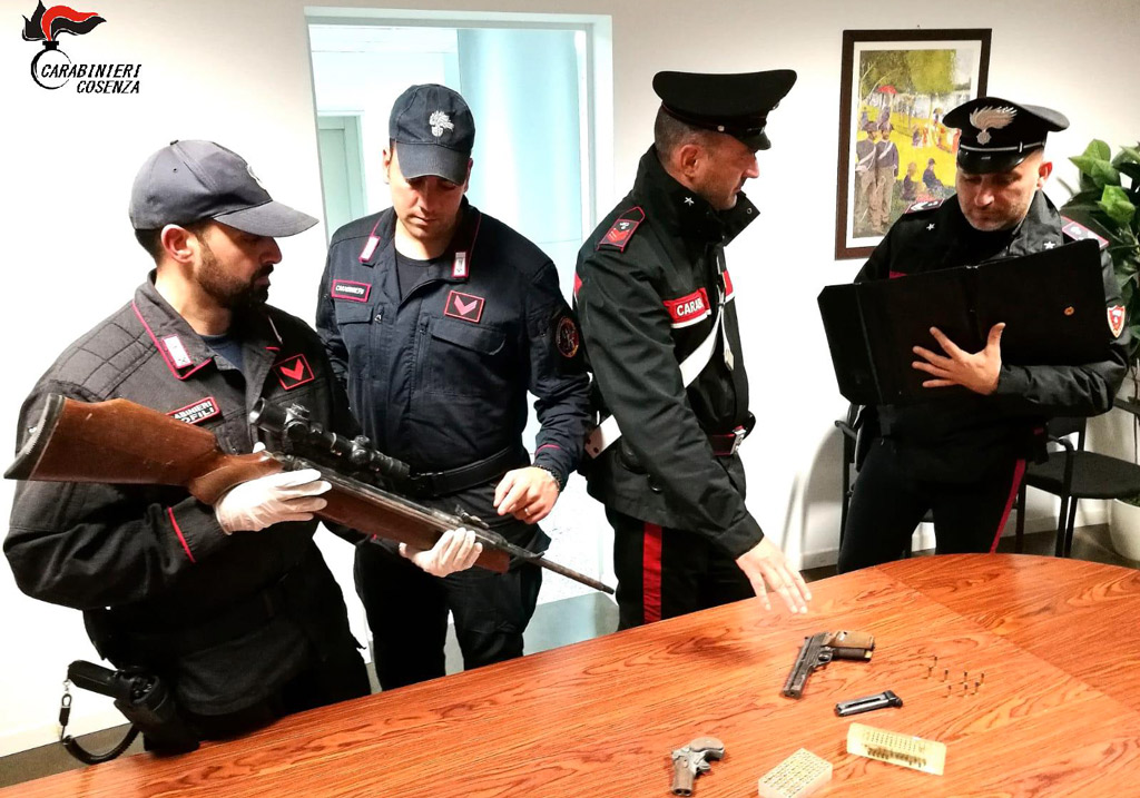 Armi nascoste in borsone sotterrato tra cumuli di cenere di un forno a legna: arrestato 48enne a Cosenza