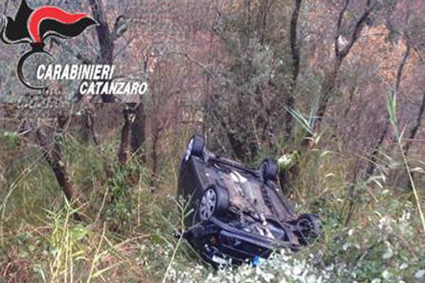 Auto precipita in dirupo a Martirano, carabinieri salvano giovane donna