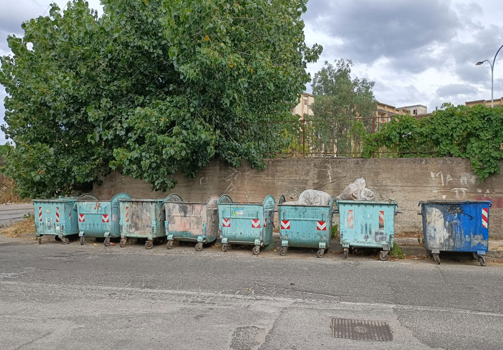 Lamezia, bidoni della spazzatura collocati a Ciampa di Cavallo