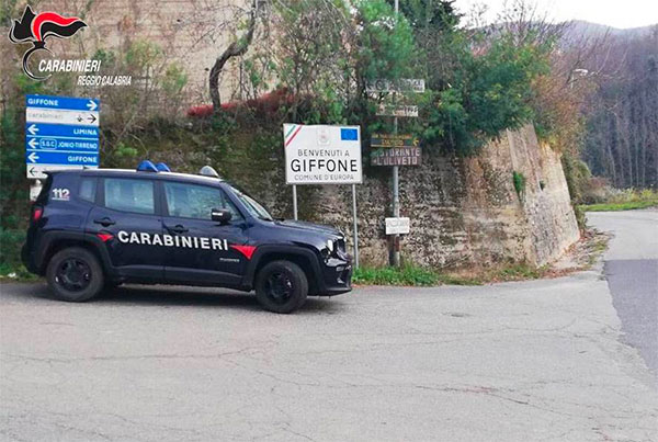 Spara diversi colpi di pistola contro auto dello zio, arrestato 24enne a Giffone