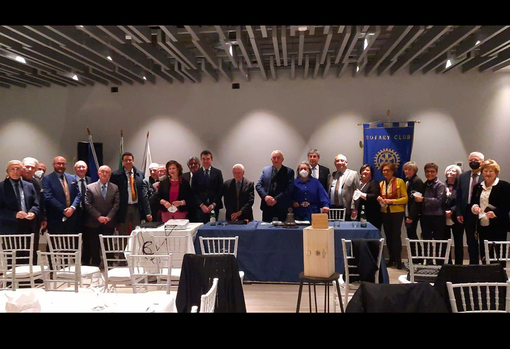 Foto-di-gruppo-dei-soci-rotariani_fcac2.jpg